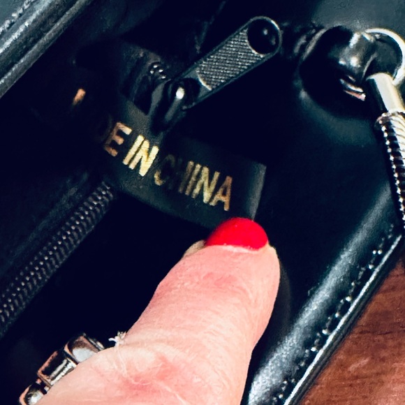 🌟HP🌟VTG 1990-2000s GUESS Matte Black Faux Patent Leather Shoulder Bag - Picture 9 of 13